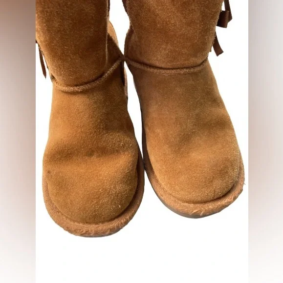 Girls Ugg Boots - Picture 2 of 2